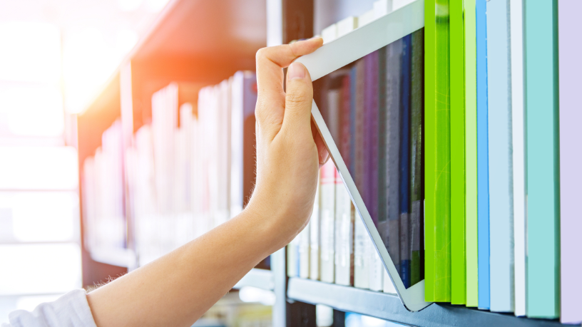 Sérgio Bento De Araújo explora como acervos híbridos, gestão de licenças e curadoria estratégica estão redefinindo o papel da biblioteca na educação moderna.