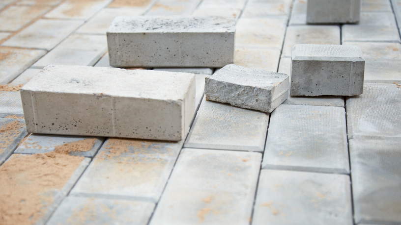 Segundo Valderci Malagosini Machado, a escolha entre paver retangular ou sextavado define o comportamento e a durabilidade em amplas áreas externas.