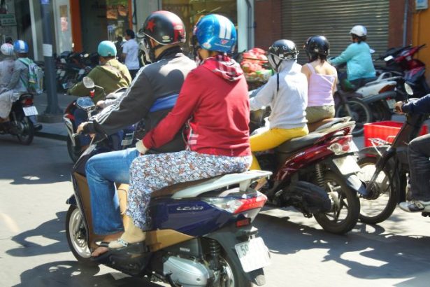 Nova regra que proíbe motos com passageiro já está em vigor: entenda os impactos e a multa de R$ 2,1 mil