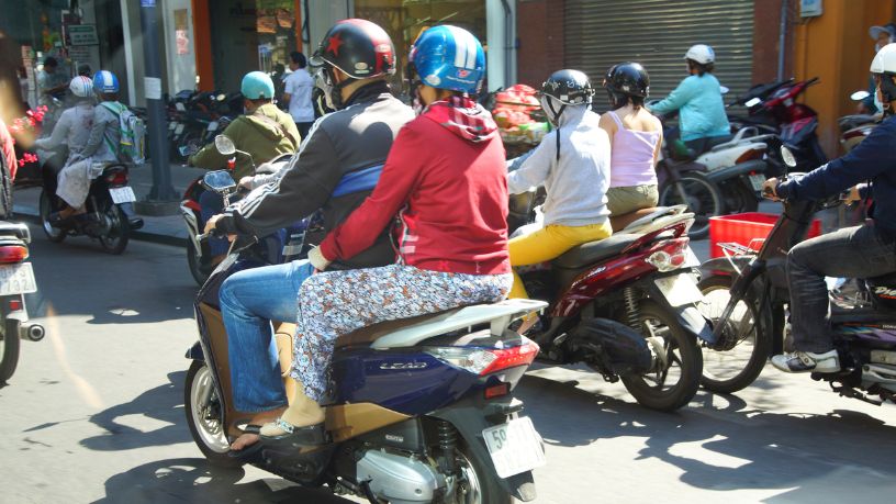 Nova regra que proíbe motos com passageiro já está em vigor: entenda os impactos e a multa de R$ 2,1 mil