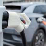 Carros elétricos no Brasil: falta de infraestrutura desacelera decisões de compra e revela desafios da mobilidade sustentável