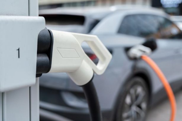 Carros elétricos no Brasil: falta de infraestrutura desacelera decisões de compra e revela desafios da mobilidade sustentável