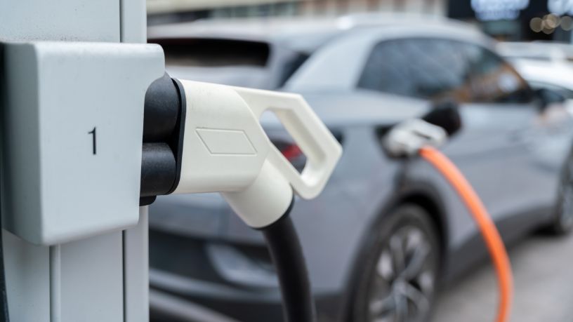 Carros elétricos no Brasil: falta de infraestrutura desacelera decisões de compra e revela desafios da mobilidade sustentável