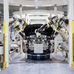 Robôs montam um veículo em uma linha de produção automotiva moderna.