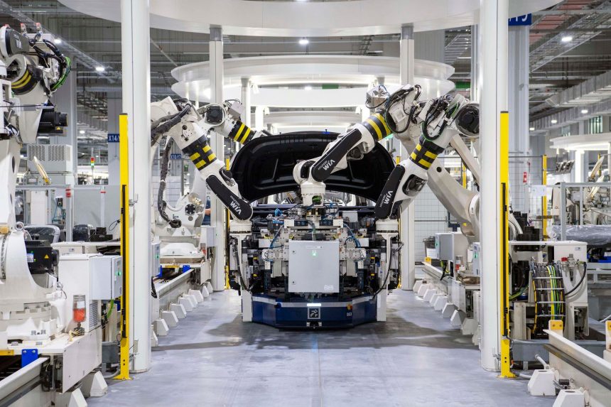 Robôs montam um veículo em uma linha de produção automotiva moderna.