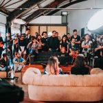 Equipe diversificada trabalha em conjunto durante uma sessão de produção audiovisual em um estúdio.