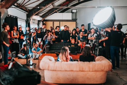 Equipe diversificada trabalha em conjunto durante uma sessão de produção audiovisual em um estúdio.