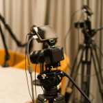 Estúdio profissional com câmeras, microfones e equipamentos de gravação para podcast em vídeo