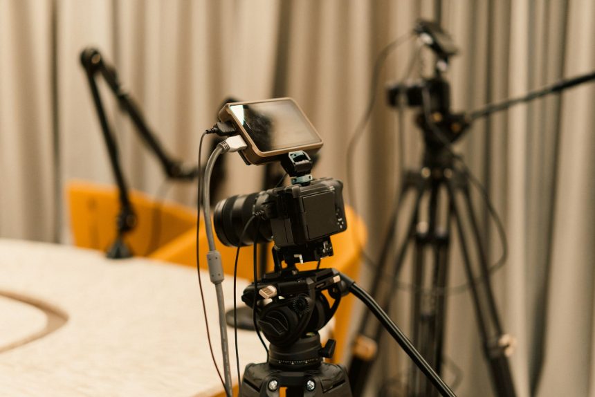 Estúdio profissional com câmeras, microfones e equipamentos de gravação para podcast em vídeo